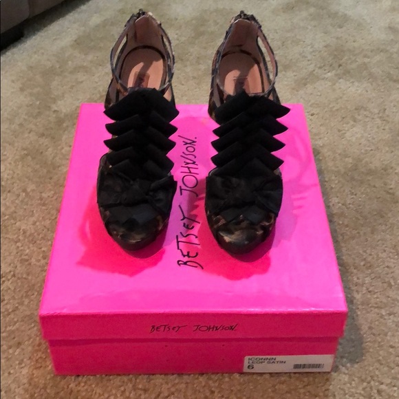 Betsey Johnson Ivón Leopard Satin - Picture 1 of 3